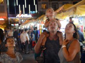Du khách nước ngoài tại chợ đêm bên hông chợ Bến Thành, Q.1, TP.HCM - Ảnh: QUANG ĐỊNH